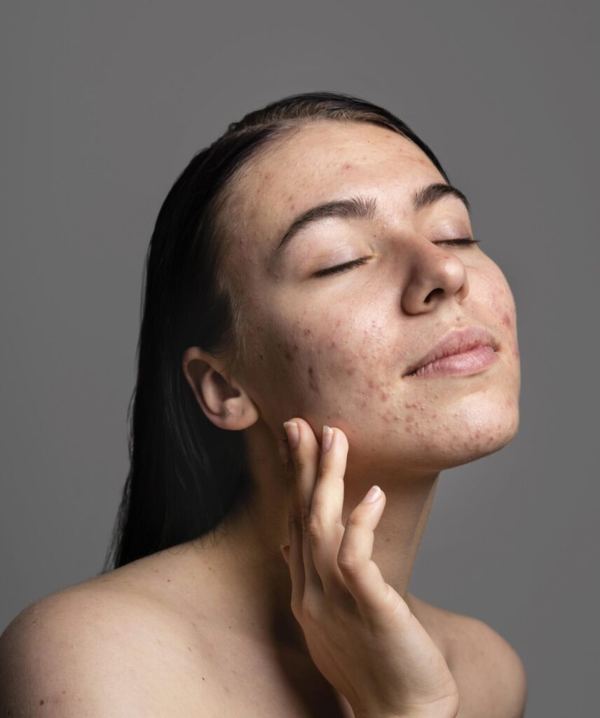 Paciente relajada durante una evaluación estética personalizada